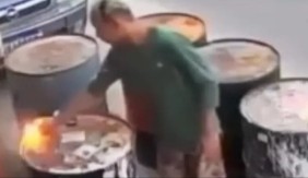 IGRALI SE VATROM I UMALO IZGINULI Mladići zapalili bure upaljačem – sekundu kasnije LETELI U VAZDUH! (VIDEO)